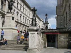 Churchill War Rooms e il  Robert Clive Memorial visti da King Charles street a Londra  - © IxK85 - CC BY-SA 3.0, Wikipedia