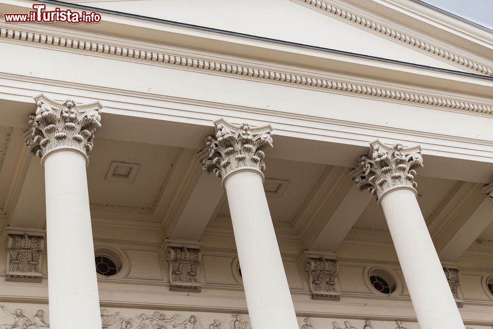 Immagine Particolare delle colonne della teatro "Royal Opera House" nel quartiere londinese di Covent Garden.