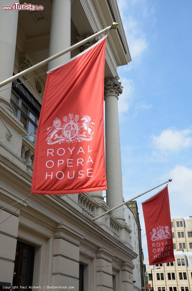 Immagine Londra, Covent Garden: bandiere sulla facciata della Royal Opera House, il più importante testro d'opera della capitale inglese - foto © Paul Wishart / Shutterstock.com