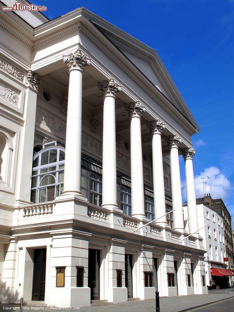 Immagine Londra, UK: la Royal Opera House, nel quartiere di Covent Garden. Il primo edificio fu realizzato nel 1732, per poi essere ricostruito un secolo più tardi - foto © Tony Baggett / Shutterstock.com