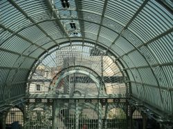 La Floral Hall dell Royal Opera House di Londra fu realizzata nel 1860, quando era usata come mercato floreale durante il giorno.
