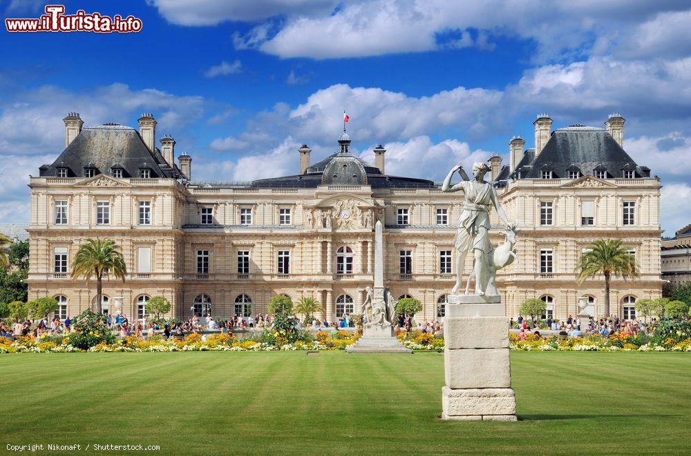 Immagine Il Palais du Luxembourg all'interno del Jardin du Luxembourg, nella zona di Saint-Germain-des-Prés, nel VI arrondissement di Parigi - foto © Nikonaft / Shutterstock.com