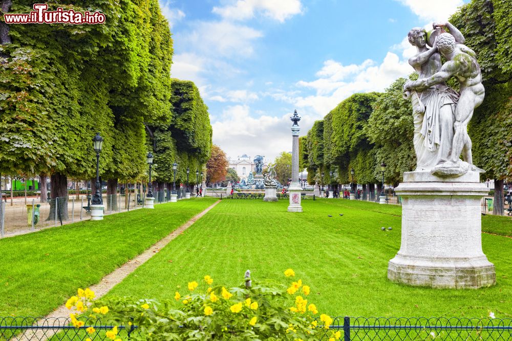 Immagine Jardin du Luxembourg (Giardini del Lussemburgo) sono giardini pubblici creati nel 1612 per ordine di Maria de' Medici. Si trovano nel VI arrondissement di Parigi nella zona di Saint-Germain-des-Prés.