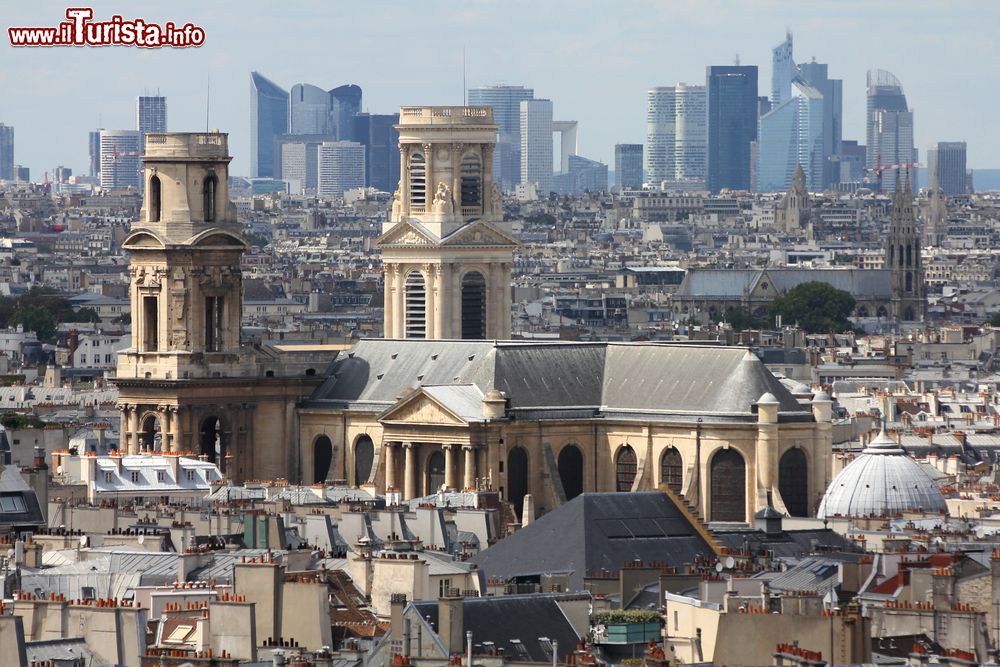 Immagine Parigi, Fancia: vista panoramica sulla chiesa di St.Sulpice e, sullo sfondo, i grattacieli moderni della capitale francese.