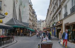 Una strada commerciale del quartiere di Saint-Germain-des-Prés, nel VI arrondissement di Parigi - foto © Alexandre Rotenberg / Shutterstock.com