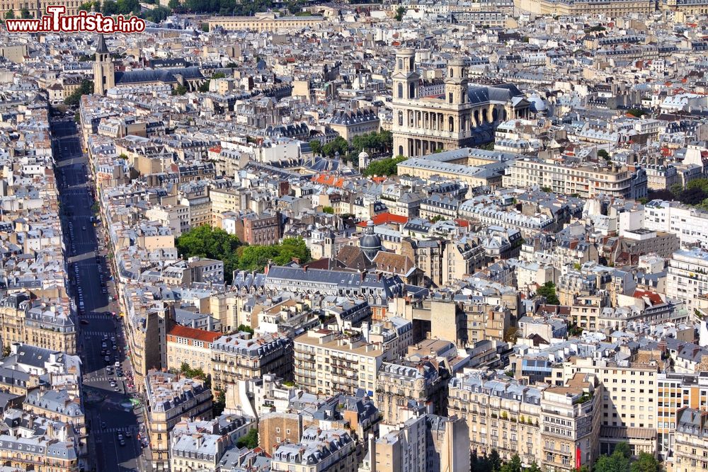 Immagine Vista aerea di Parigi sui quartieri dell'Odéon e di Saint-Germain-des-Prés, dove si nota l'imponente stazza della chiesa di Saint-Sulpice.