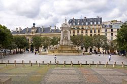 La fontana di Saint-Sulpice nella piazza di fronte all'omonima chiesa, pochi isolati a sud del quartiere di Saint-Germain-des-Prés a Parigi.
