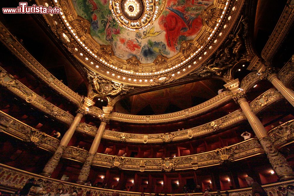 Immagine La capienza del maestoso teatro dell'Opéra Garnier di Parigi è di 2.700 posti a sedere.