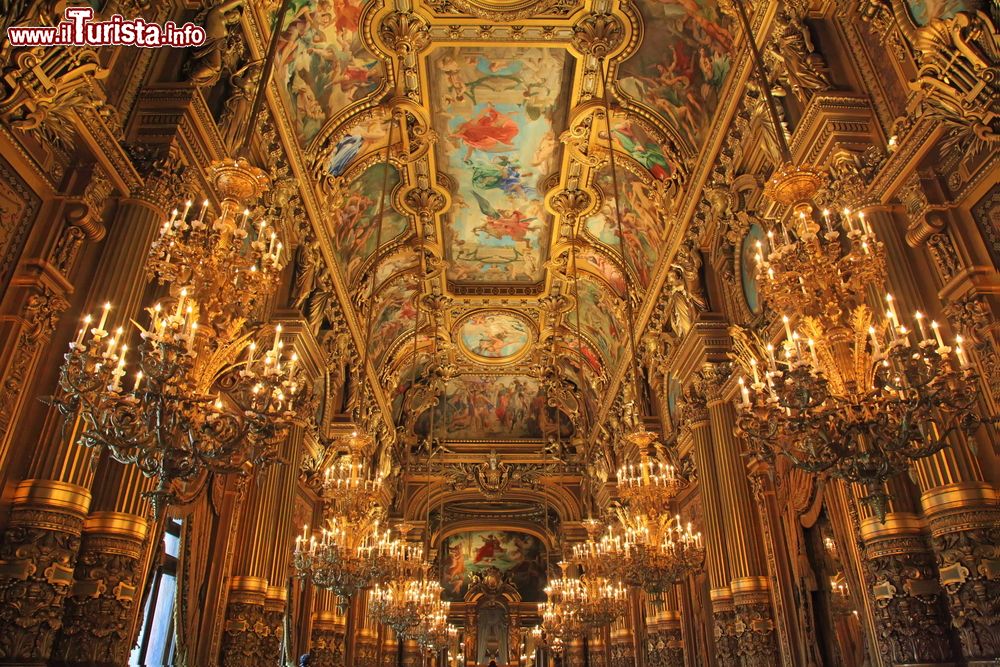 Immagine L'interno dell'Opéra Garnier di Parigi è caratterizzato da arredamenti sontuosi di chiara ispirazione barocca.
