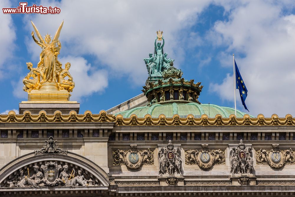 Immagine Dettagli del Palais Garnier, l'edificio neo-barocco che ospita il Teatro dell'Opéra Garnier. La struttura fa parte del Patrimonio dell'Umanità dichiarato dall'UNESCO.