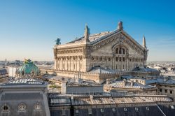 Vista sui tetti di Parigi e in particolare su quello del Palais Garnier, sede del Teatro dell'Opera della capitale francese.