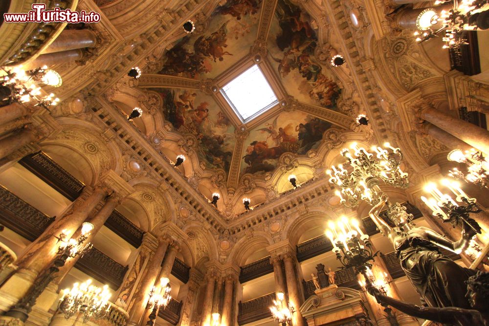Immagine Il dettaglio dei soffitti e dei lampadari dell'Opéra Garnier di Parigi, uno dei teatri più importanti della capitale francese.