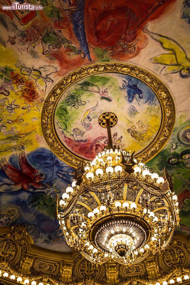 Immagine Un lampadario nel teatro Opéra Garnier di Parigi. Oltre alle giornate in cui si tengono gli spettacoli, il teatro è visitabile con una guida che illustra i dettagli e la storia dell'edificio.