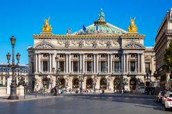 Il teatro dell'Opera National de Paris. Il Palais Garnier è un edificio in stile neo-barocco progettato da Charles Garnier nel 1875 - foto © Premier Photo / Shutterstock.com