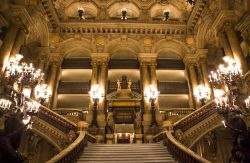 Lo scalone interno del Palais Garnier, il grande ...