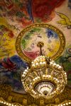 Un lampadario nel teatro Opéra Garnier di Parigi. Oltre alle giornate in cui si tengono gli spettacoli, il teatro è visitabile con una guida che illustra i dettagli e la storia ...
