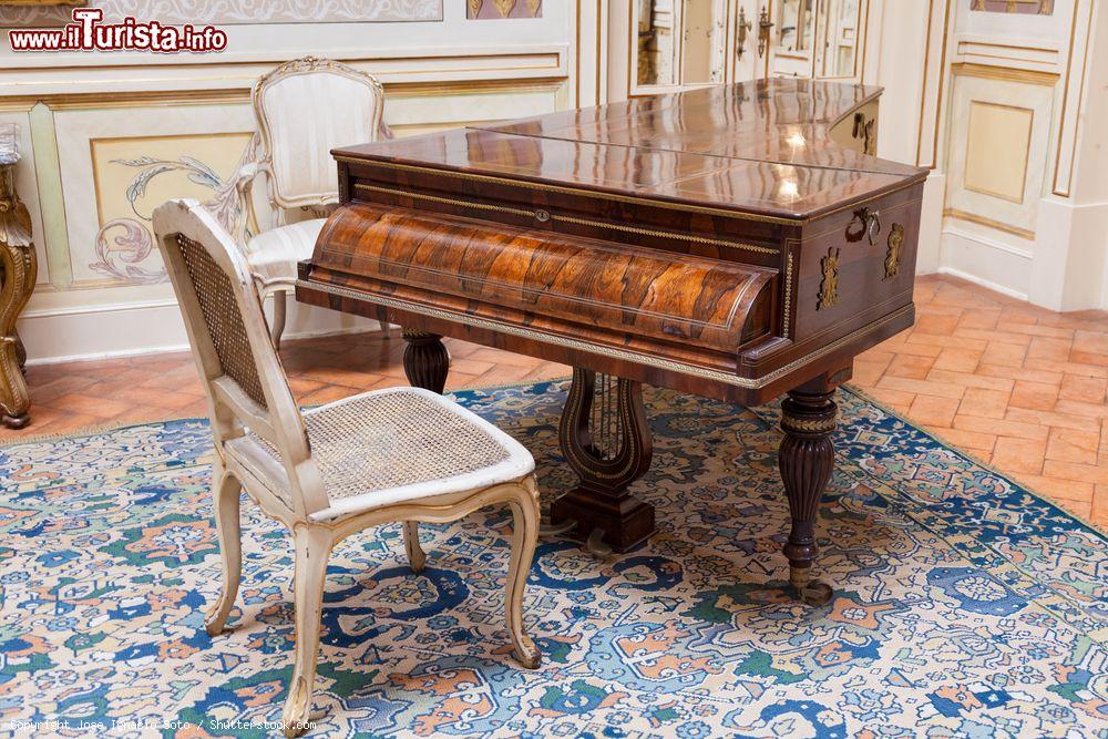 Immagine Antico pianoforte all'interno del Palazzo Nazionale di Queluz, Sintra (Portogallo) - © Jose Ignacio Soto / Shutterstock.com