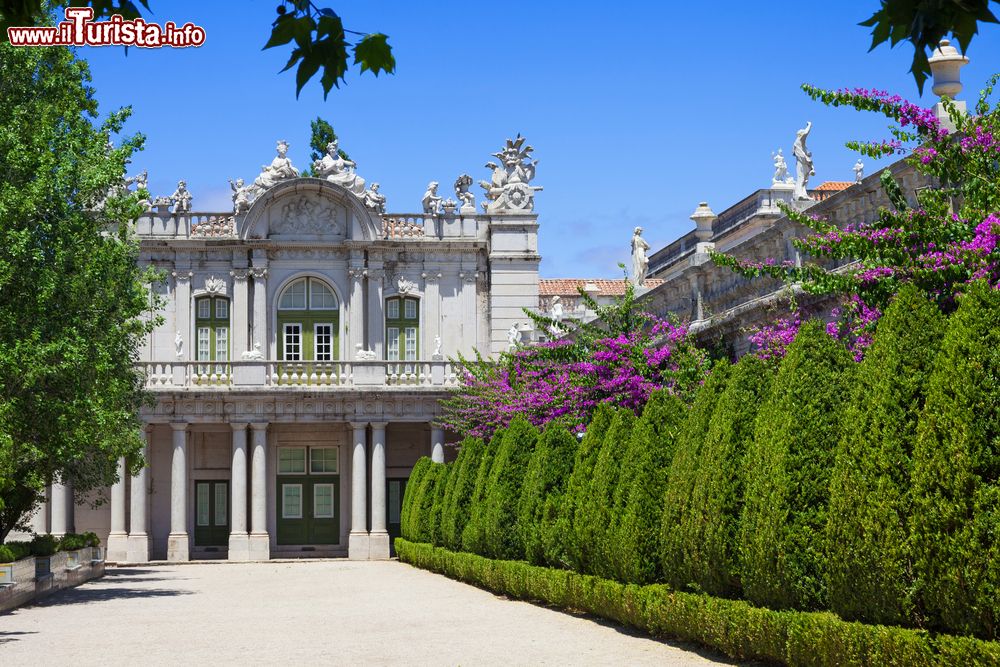 Immagine Il lato sud dell'ala Robillon presso il Queluz National Palace a Sintra, in Portogallo
