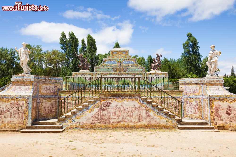 Immagine Mosaici e sculture lungo il canale del giardino del Palazzo di Queluz a Sintra