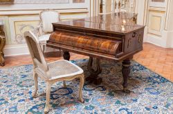 Antico pianoforte all'interno del Palazzo Nazionale di Queluz, Sintra (Portogallo) - © Jose Ignacio Soto / Shutterstock.com