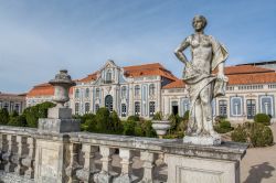 Panorama del Palazzo reale di Queluz vicino ...