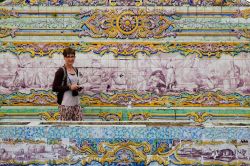 Turista tra le ceramiche del giardino al Queluz National Palace di Sintra in Portogallo