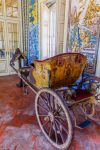 Un carro del 18° secolo nel corridoio delle ceramiche, Palazzo Nazionale Queluz a Sintra di Lisbona