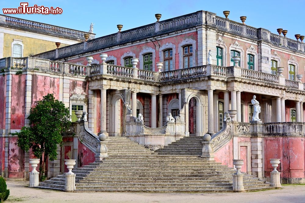 Immagine Scalinata di accesso all'ala Robillon del Palazzo di Queluz, Sintra (Portogallo)