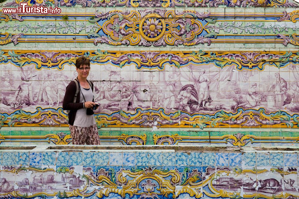 Immagine Turista tra le ceramiche del giardino al Queluz National Palace di Sintra in Portogallo