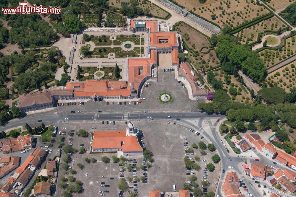 Immagine Vista aerea del complesso del Palazzo Nazionale di Queluz a Sintra, non lontano da Lisbona: è chiamata la Versailles portoghese, anche se le dimensioni della residenza sono decisamente meno imponenti