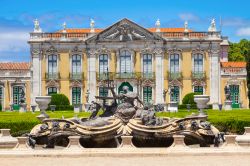 La facciata cerimoniale del Palazzo Nazionale a Queluz di Sintra, in Portogallo. Era la residenza estiva della famiglia reale del Portogallo