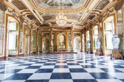 Il Salone degli Ambasciatori, Palazzo Naionale di Queluz è anche chiamata la sala degli specchi - © Jose Ignacio Soto / Shutterstock.com