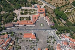 Vista aerea del complesso del Palazzo Nazionale di Queluz a Sintra, non lontano da Lisbona: è chiamata la Versailles portoghese, anche se le dimensioni della residenza sono decisamente ...
