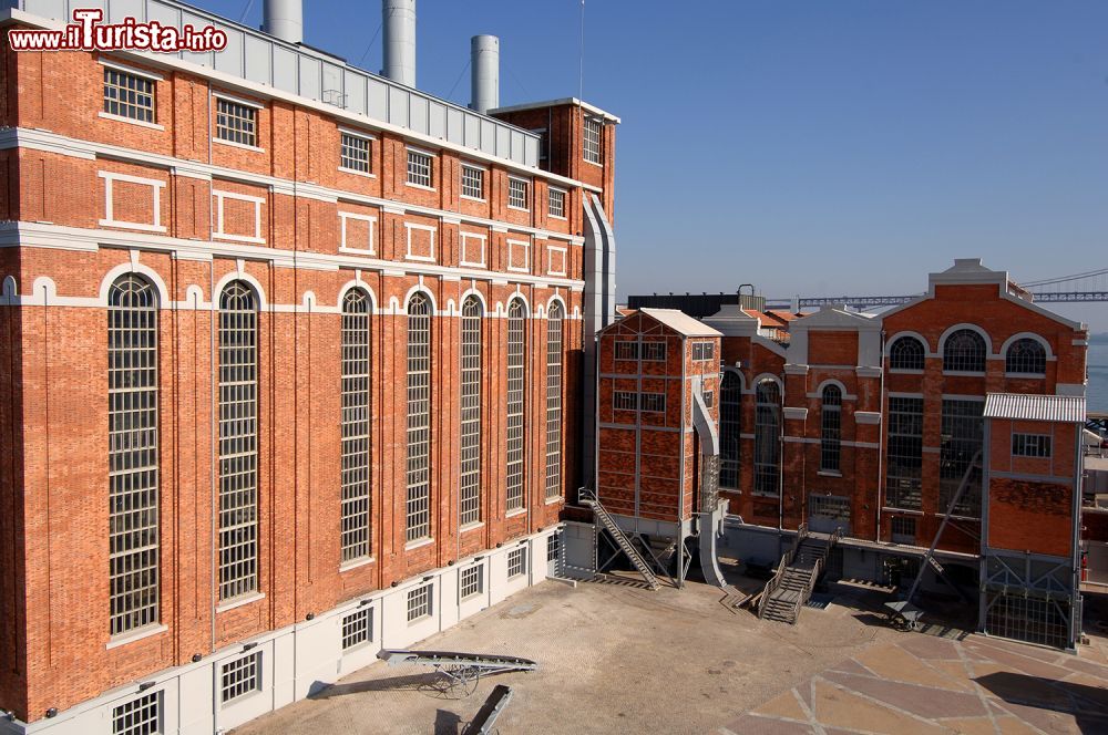 Immagine La Central Tejo, antica centrale termoelettrica di Lisbona, è ora parte integrante del MAAT, un progetto della Fundação EDP (Energias de Portugal) © Photography Courtesy EDP Foundation