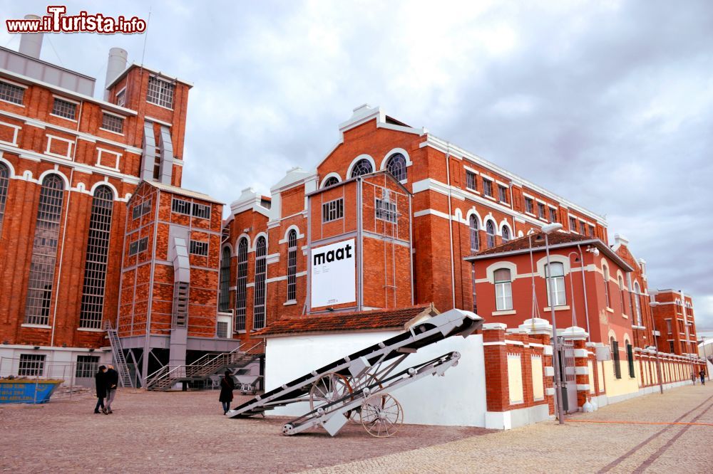 Immagine La Central Tejo è una vecchia centrale termoelettrica costruita nel 1908, trasformata oggi in un edificio del Museo di Arte, Architettura e Tecnologia di Lisbona.