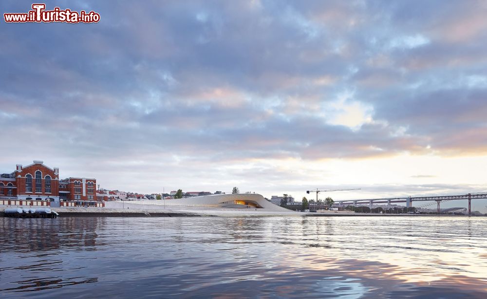 Immagine Il bianchissimo edificio del MAAT di Lisbona e, a fianco, l'antica Central Tejo, oggi parte anch'essa del Museo di Arte, Architettura e Tecnologia © Photography Hufton Crow, Courtesy EDP Foundation