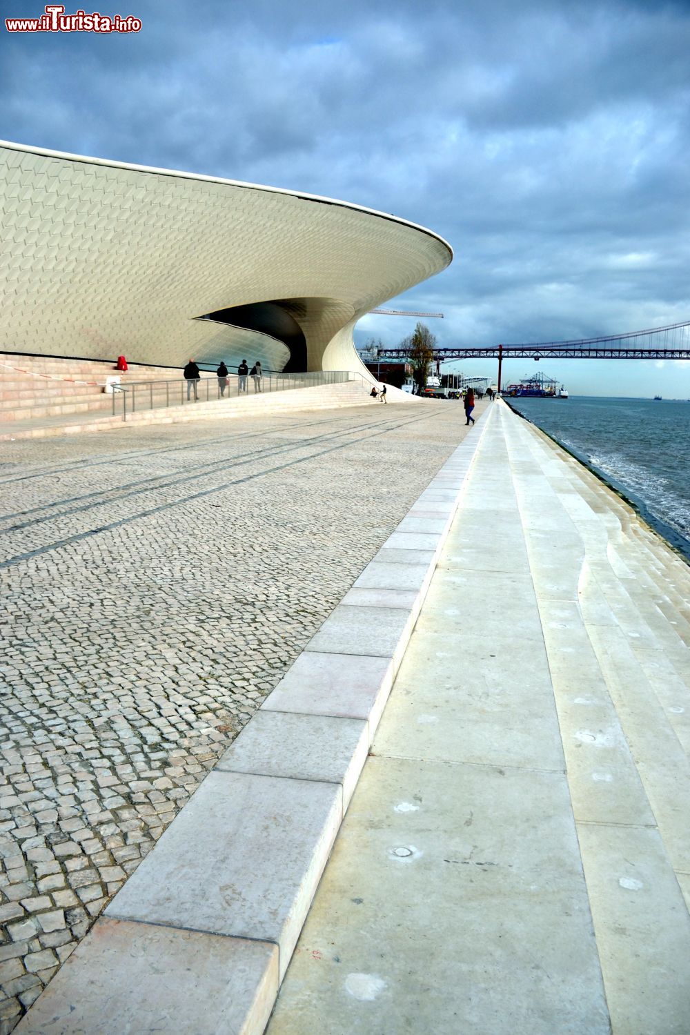 Immagine L'edificio del MAAT di Lisbona affacciato sul lungofiume del quartiere di Belém, a pochi passi dalle acque del Tejo.