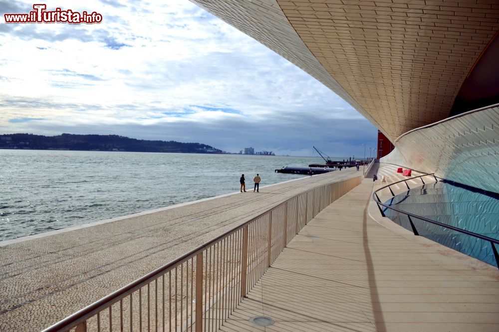 Immagine Il fiume Tejo scorre a pochi metri dal MAAT (Museo di Arte, Architettura e Tecnologia) di Lisbona.