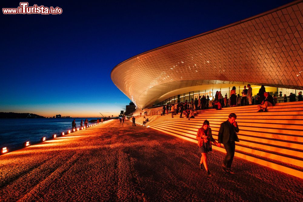 Immagine Immagine serale del MAAT di Lisbona, costruito sul lungofiume che costeggia il Tejo su progetto dello studio Amanda Levete Architets © Photography Paulo Coelho, Courtesy EDP Foundation