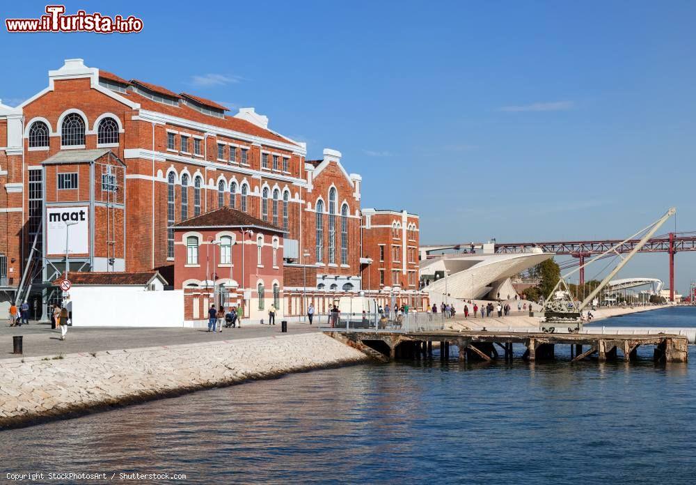 Immagine Lisbona, Portogallo: il MAAT, Museo di Arte, Architettura e Tecnologia inaugurato nel 2016 sulla riva del fiume Tejo - © StockPhotosArt / Shutterstock.com