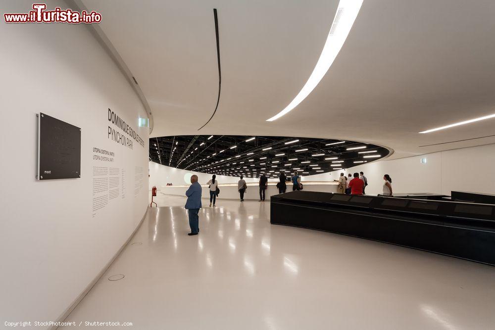 Immagine La principale sala espositiva del nuovo MAAT di Lisbona, la Galeria Oval - © StockPhotosArt / Shutterstock.com
