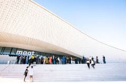 L'edificio del MAAT di Lisbona, inaugurato nell'ottobre 2016, è uno dei simboli dell'innovazione turistica del quartiere di Belém © Photography Paulo Coelho, Courtesy ...