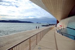 Il fiume Tejo scorre a pochi metri dal MAAT (Museo di Arte, Architettura e Tecnologia) di Lisbona.