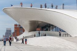 Il modernissimo edificio del MAAT di Lisbona ...