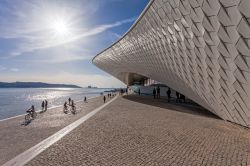 Il Museu de Arte Arquitetura e Tecnologia (MAAT) di Lisbona è stato progettato dallo studio di architetti AL_A - © StockPhotosArt / Shutterstock.com