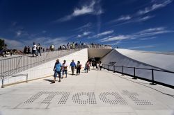 Ingresso della nuova "Kunsthalle", l'edificio inaugurato nel 2016 come sede delle mostre del MAAT di Lisbona - © ribeiroantonio / Shutterstock.com