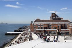 La gente cammina sul tetto del nuovo edificio del MAAT (Museo di Arte, Architettua e Tecnologia) di Lisbona. A fianco, il secondo edificio del museo, la Central Tejo - © ribeiroantonio ...