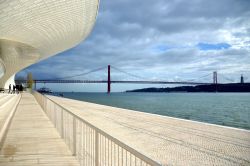 Le forme sinuose del MAAT (Museo di Arte, Architettura e Tecnologia) di Lisbona e, in lontananza, il Ponte 25 de Abril, simbolo della capitale portoghese.