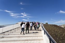 Le scale esterne del MAAT di Lisbona consentono di salire sul tetto del museo, da dove si può goidere di uno spettacolare panorama sulla città - © ribeiroantonio / Shutterstock.com ...