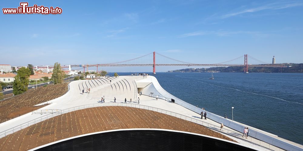 Immagine Il tetto pedonale del MAAT di Lisbona, nel quartiere di Belém. Sullo sfondo il Ponte 25 de Abril © Photography Hufton Crow, Courtesy EDP Foundation